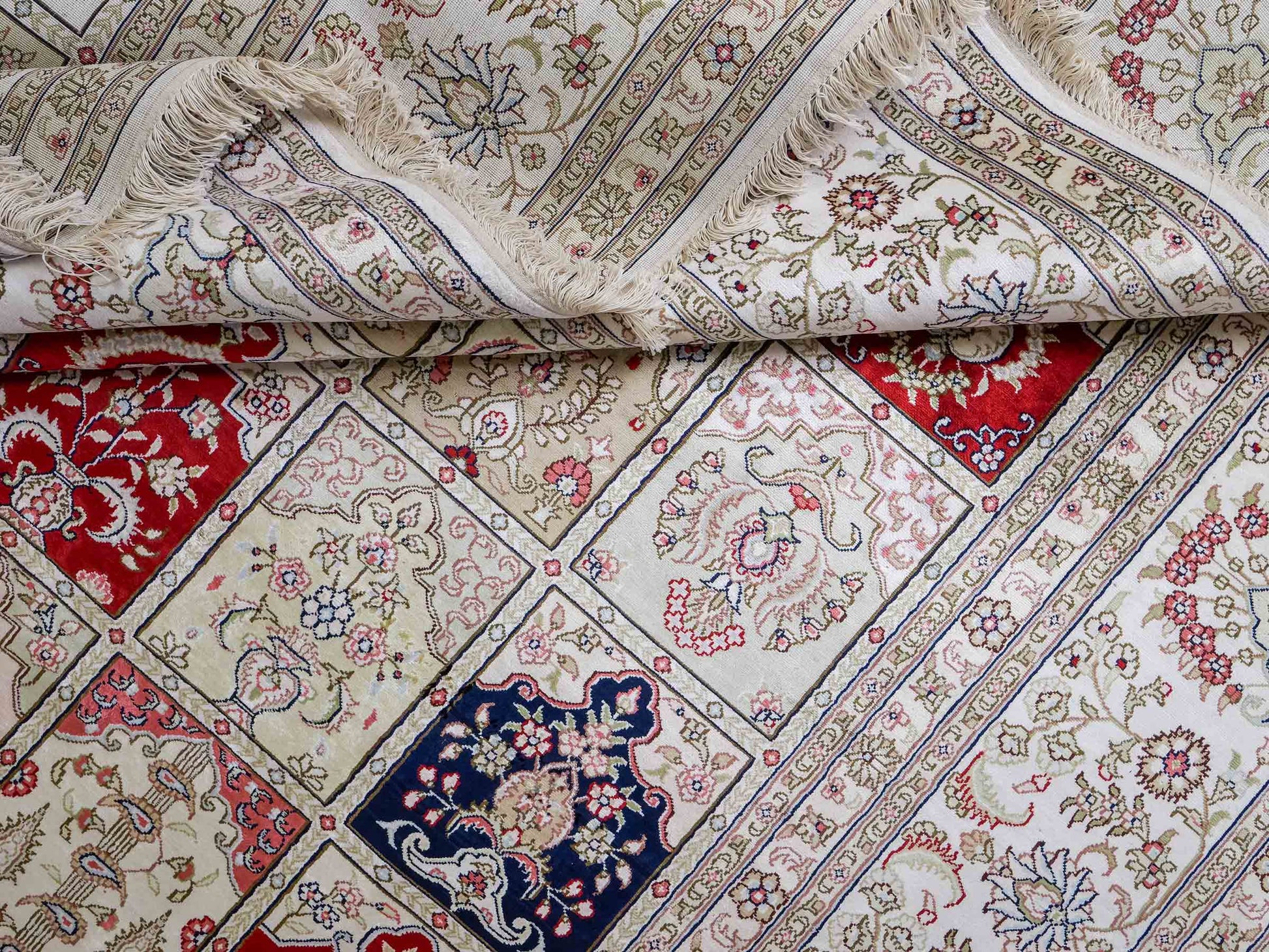 Feiner, handgeknüpfter, chinesischer Hereke Orientteppich aus gesponnener Seide mit Feldmuster von Khademi, creme, weiß, multicolor. 362x279 cm. Verkauf durch Jupiter Intl.