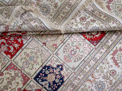 Feiner, handgeknüpfter, chinesischer Hereke Orientteppich aus gesponnener Seide mit Feldmuster von Khademi, creme, weiß, multicolor. 362x279 cm. Verkauf durch Jupiter Intl.