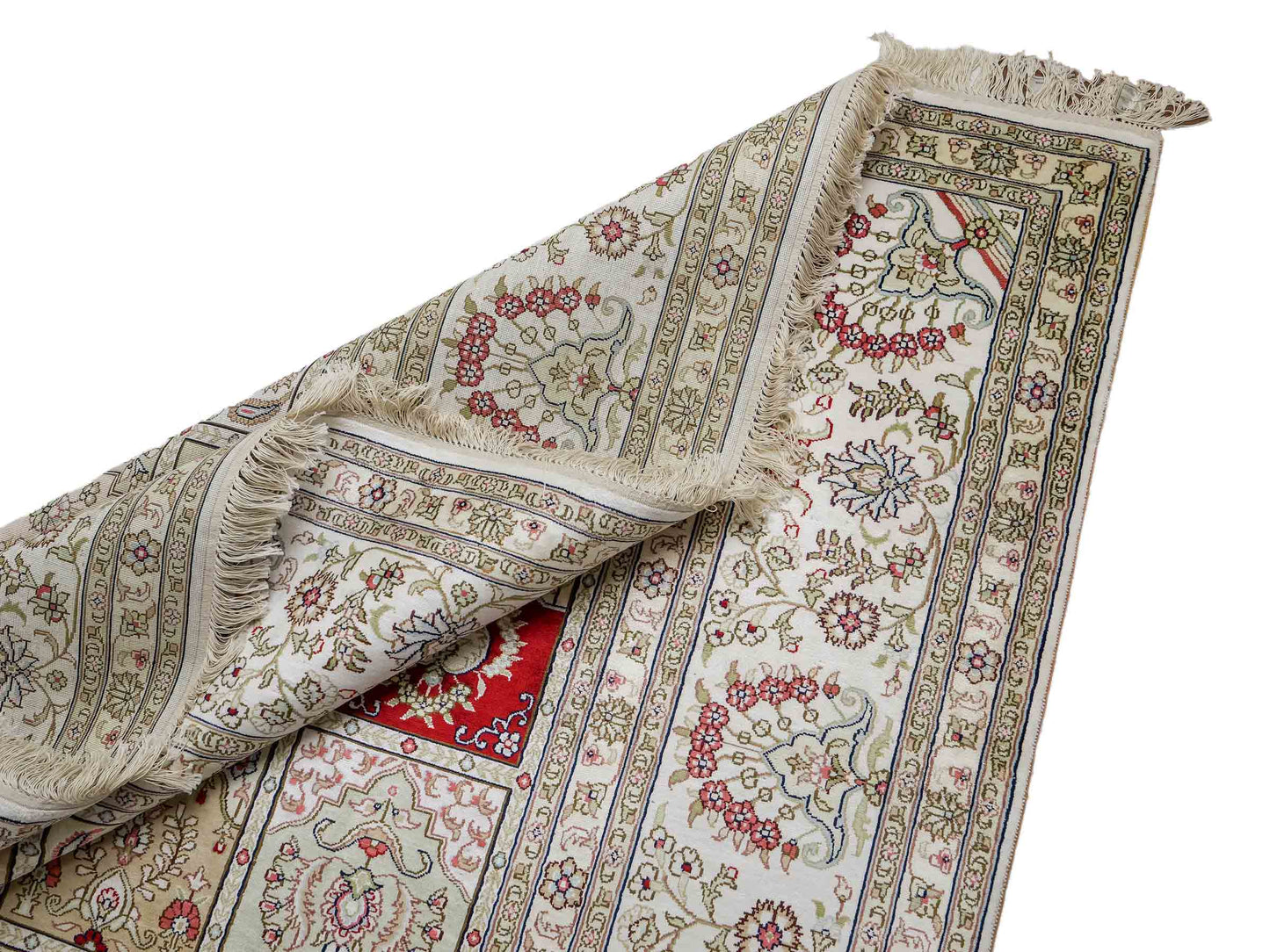 Feiner, handgeknüpfter, chinesischer Hereke Orientteppich aus gesponnener Seide mit Feldmuster von Khademi, creme, weiß, multicolor. 362x279 cm. Verkauf durch Jupiter Intl.