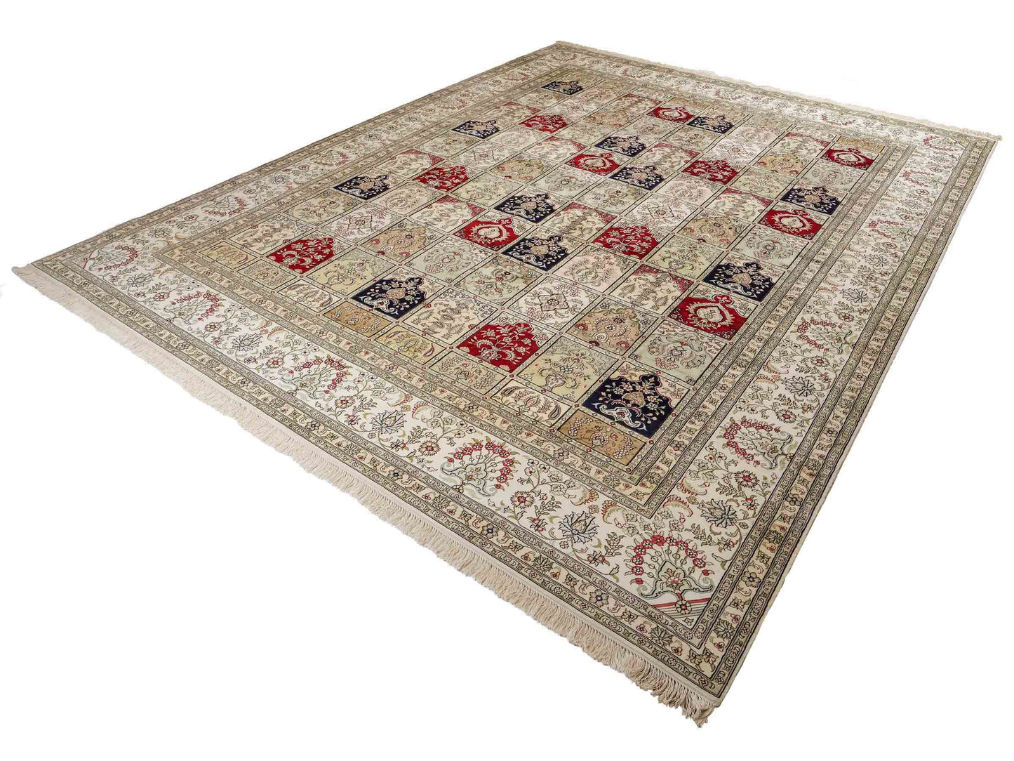 Feiner, handgeknüpfter, chinesischer Hereke Orientteppich aus gesponnener Seide mit Feldmuster von Khademi, creme, weiß, multicolor. 362x279 cm. Verkauf durch Jupiter Intl.