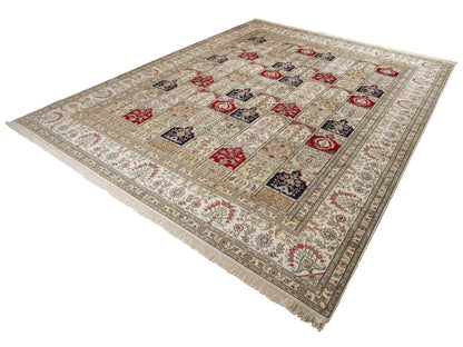 Feiner, handgeknüpfter, chinesischer Hereke Orientteppich aus gesponnener Seide mit Feldmuster von Khademi, creme, weiß, multicolor. 362x279 cm. Verkauf durch Jupiter Intl.