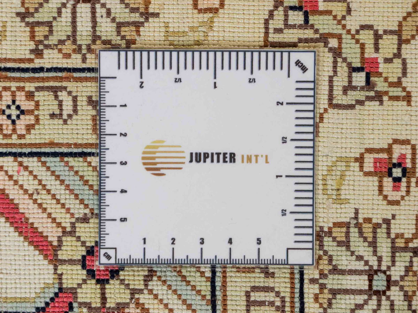 Feiner, handgeknüpfter, chinesischer Hereke Orientteppich aus gesponnener Seide mit Feldmuster von Khademi, creme, weiß, multicolor. 362x279 cm. Verkauf durch Jupiter Intl.