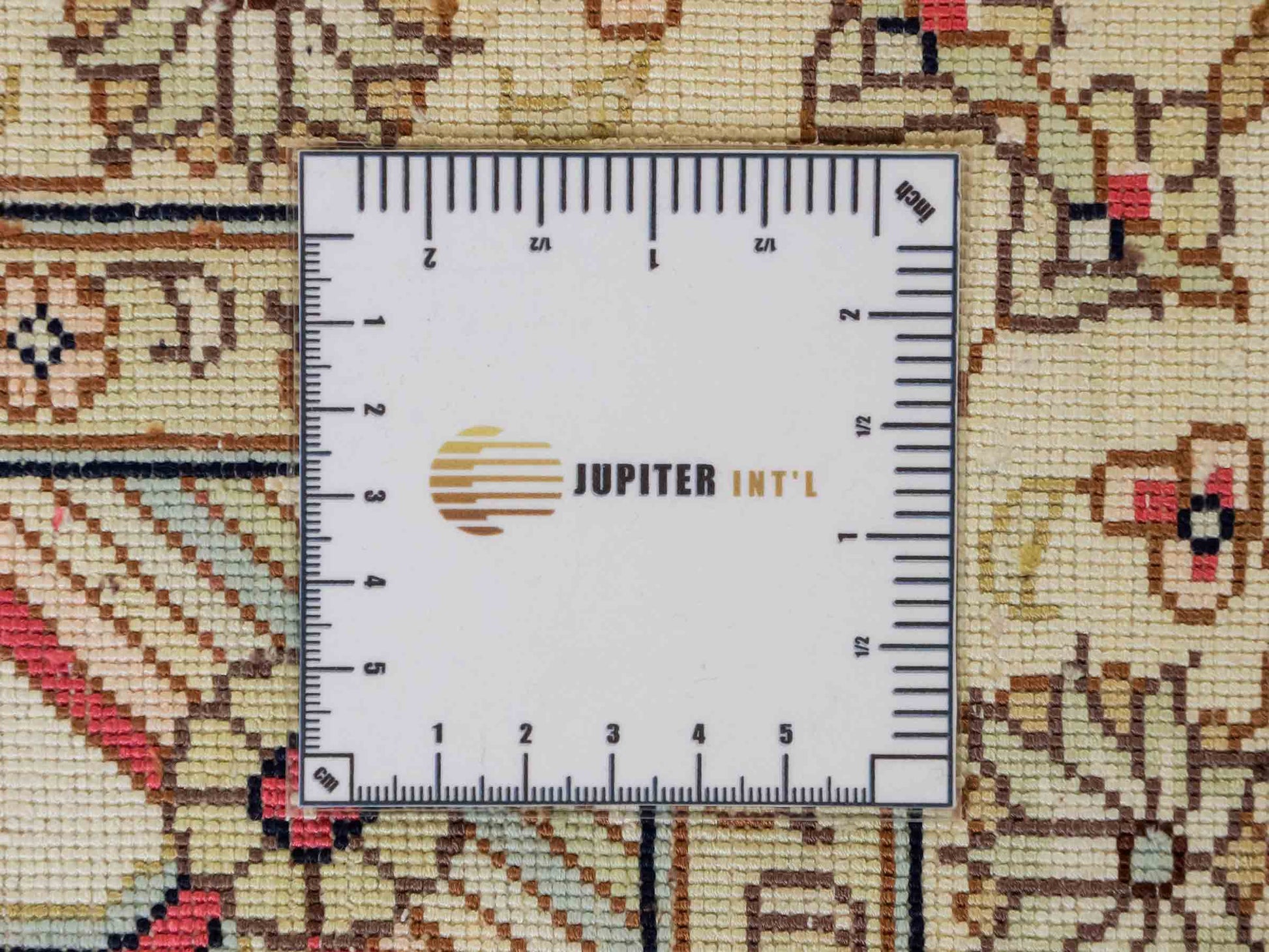 Feiner, handgeknüpfter, chinesischer Hereke Orientteppich aus gesponnener Seide mit Feldmuster von Khademi, creme, weiß, multicolor. 362x279 cm. Verkauf durch Jupiter Intl.