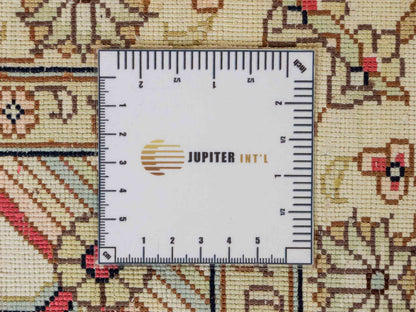 Feiner, handgeknüpfter, chinesischer Hereke Orientteppich aus gesponnener Seide mit Feldmuster von Khademi, creme, weiß, multicolor. 362x279 cm. Verkauf durch Jupiter Intl.