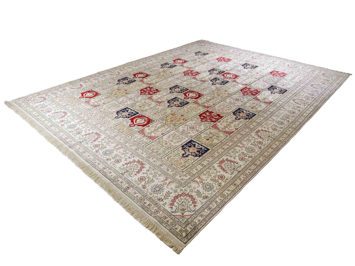 Feiner, handgeknüpfter, chinesischer Hereke Orientteppich aus gesponnener Seide mit Feldmuster von Khademi, creme, weiß, multicolor. 362x279 cm. Verkauf durch Jupiter Intl.