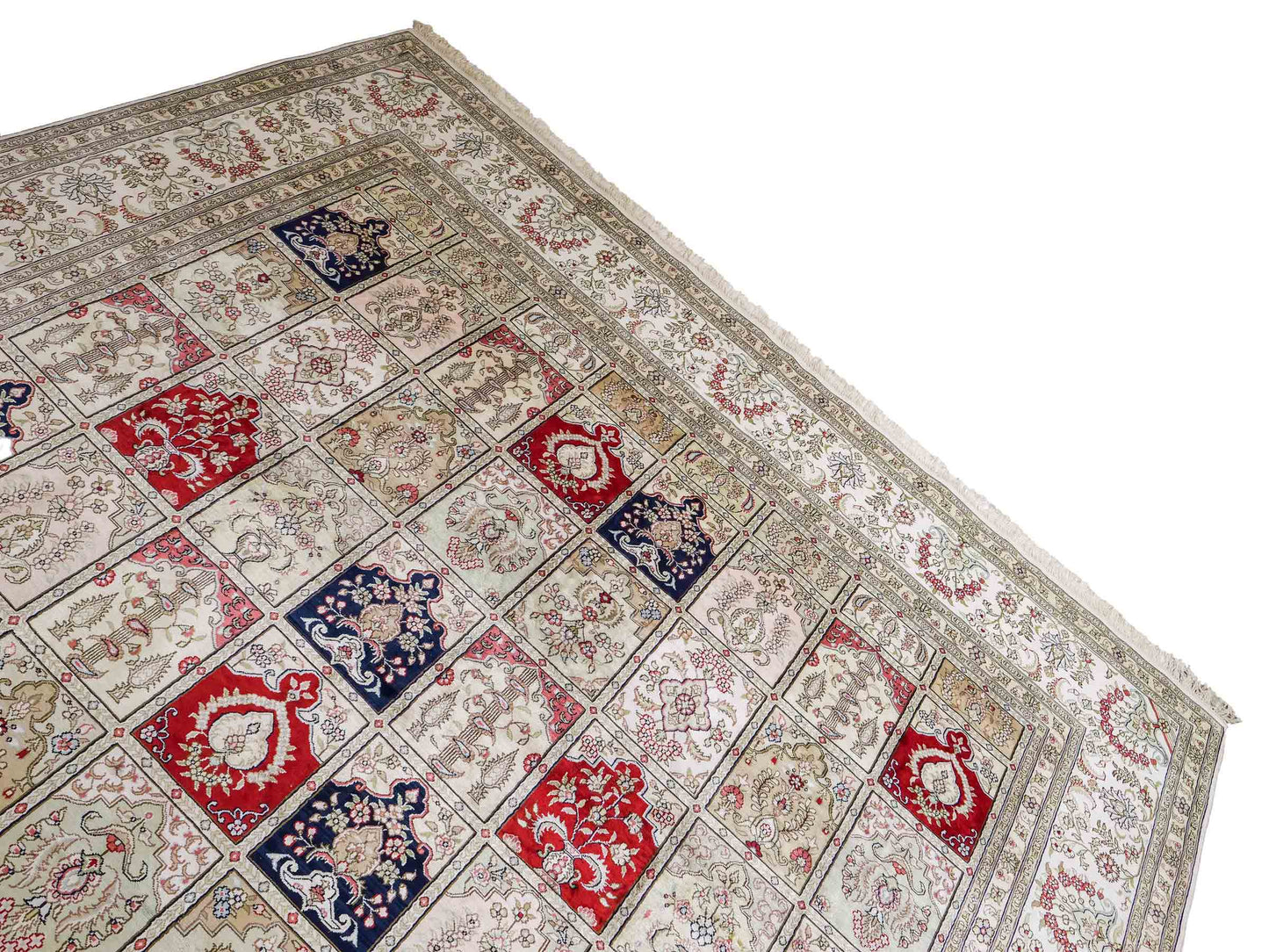 Feiner, handgeknüpfter, chinesischer Hereke Orientteppich aus gesponnener Seide mit Feldmuster von Khademi, creme, weiß, multicolor. 362x279 cm. Verkauf durch Jupiter Intl.