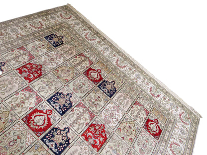 Feiner, handgeknüpfter, chinesischer Hereke Orientteppich aus gesponnener Seide mit Feldmuster von Khademi, creme, weiß, multicolor. 362x279 cm. Verkauf durch Jupiter Intl.