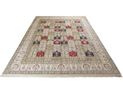 Feiner, handgeknüpfter, chinesischer Hereke Orientteppich aus gesponnener Seide mit Feldmuster von Khademi, creme, weiß, multicolor. 362x279 cm. Verkauf durch Jupiter Intl.