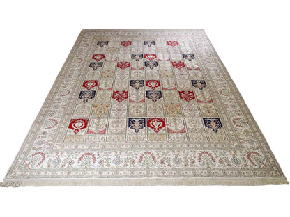 Feiner, handgeknüpfter, chinesischer Hereke Orientteppich aus gesponnener Seide mit Feldmuster von Khademi, creme, weiß, multicolor. 362x279 cm. Verkauf durch Jupiter Intl.