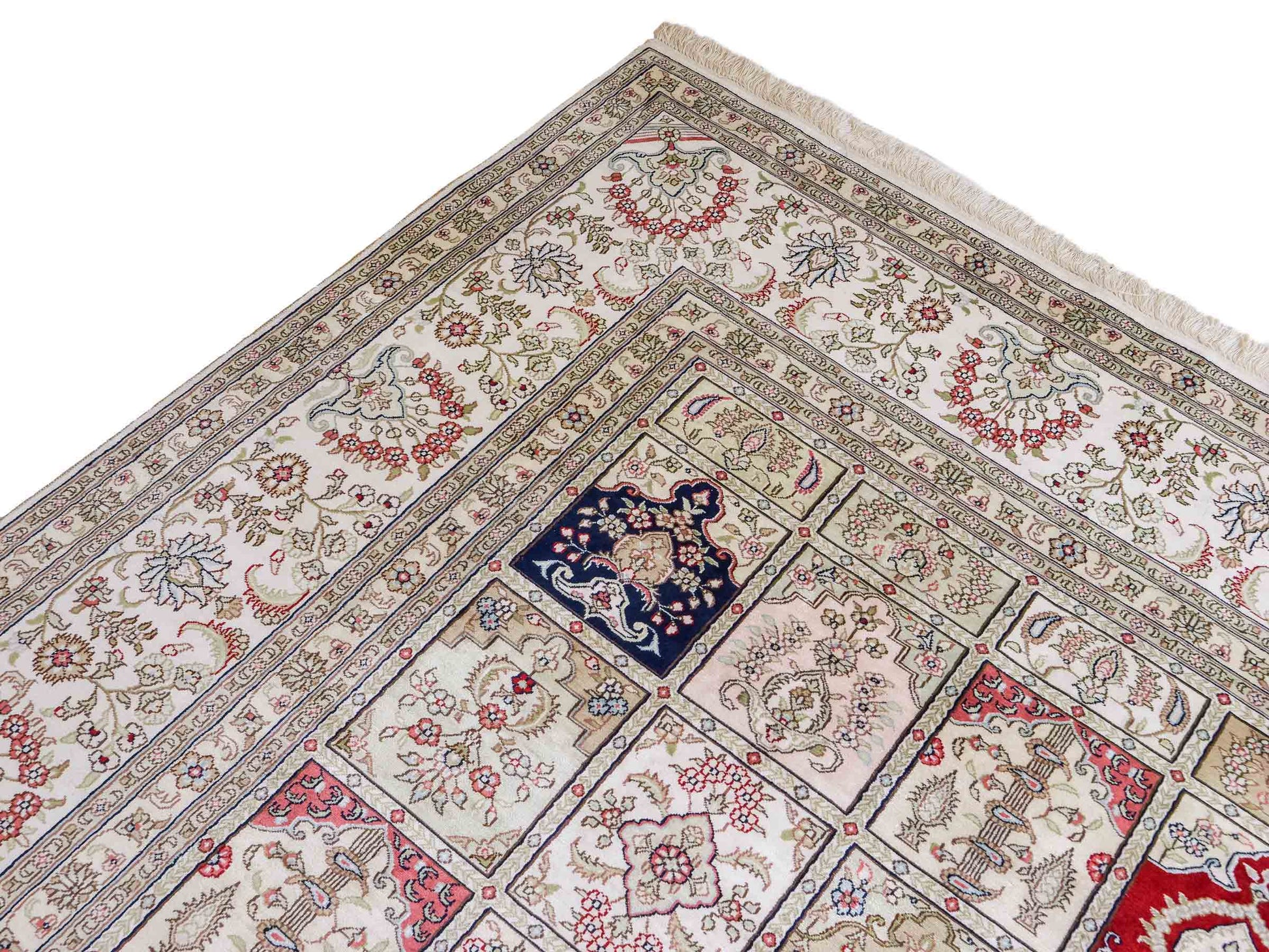 Feiner, handgeknüpfter, chinesischer Hereke Orientteppich aus gesponnener Seide mit Feldmuster von Khademi, creme, weiß, multicolor. 362x279 cm. Verkauf durch Jupiter Intl.