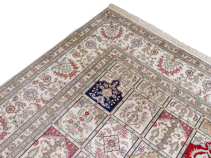 Feiner, handgeknüpfter, chinesischer Hereke Orientteppich aus gesponnener Seide mit Feldmuster von Khademi, creme, weiß, multicolor. 362x279 cm. Verkauf durch Jupiter Intl.