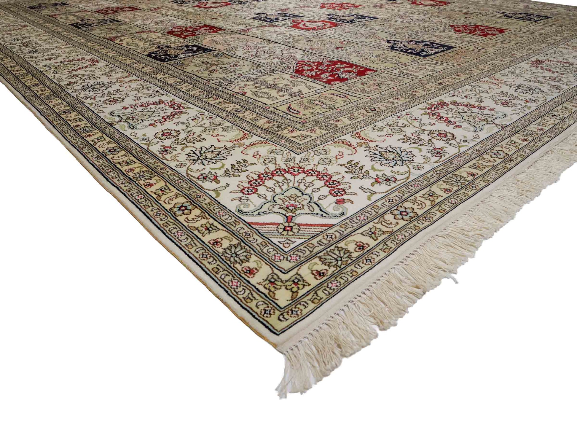 Feiner, handgeknüpfter, chinesischer Hereke Orientteppich aus gesponnener Seide mit Feldmuster von Khademi, creme, weiß, multicolor. 362x279 cm. Verkauf durch Jupiter Intl.