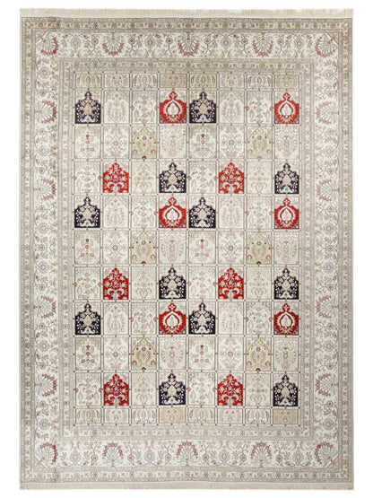 Feiner, handgeknüpfter, chinesischer Hereke Orientteppich aus gesponnener Seide mit Feldmuster von Khademi, creme, weiß, rot, blau. 363x277 cm. Verkauf durch Jupiter Intl.