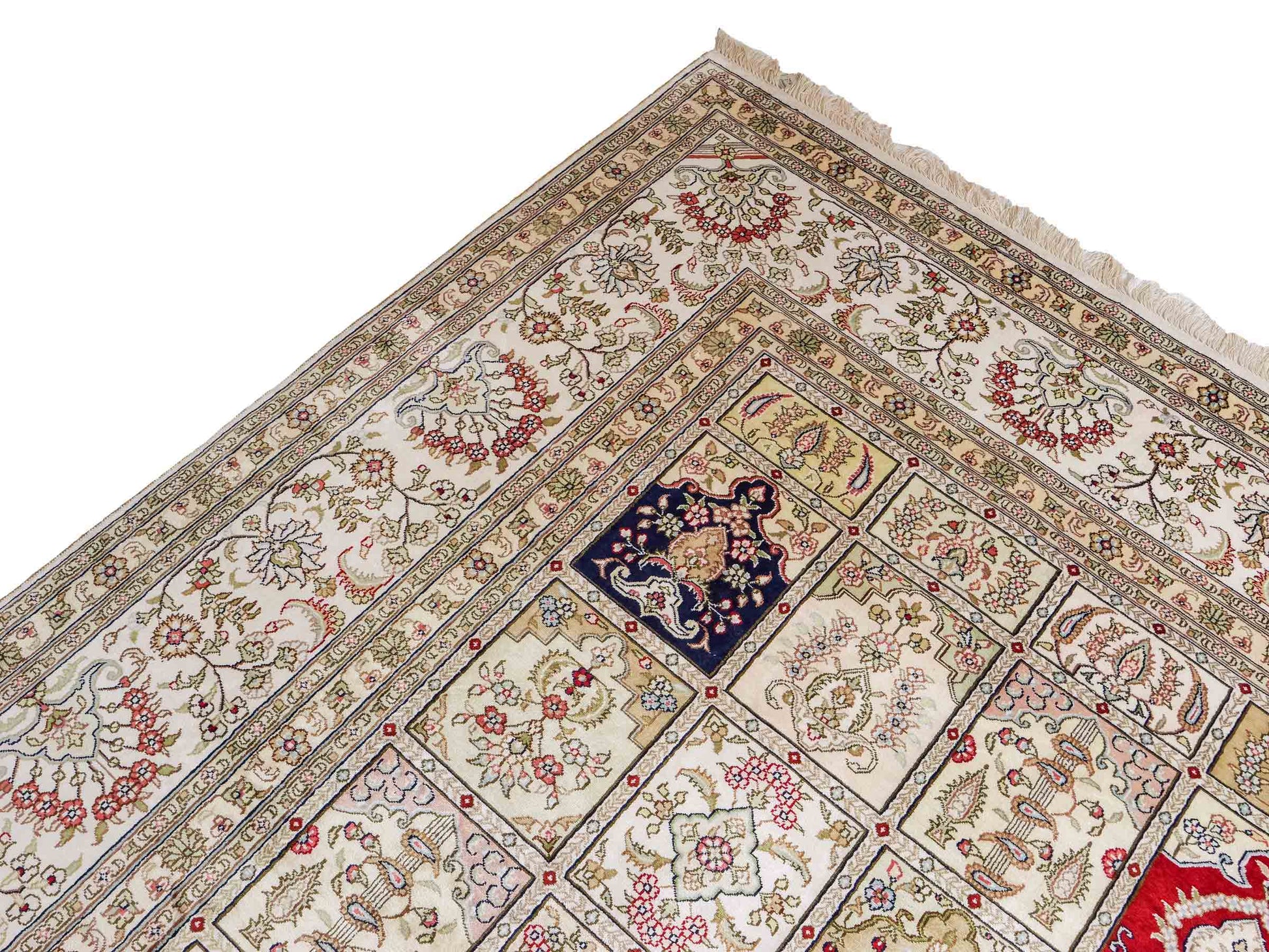 Feiner, handgeknüpfter, chinesischer Hereke Orientteppich aus gesponnener Seide mit Feldmuster von Khademi, creme, weiß, rot, blau. 363x277 cm. Verkauf durch Jupiter Intl.