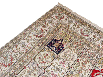 Feiner, handgeknüpfter, chinesischer Hereke Orientteppich aus gesponnener Seide mit Feldmuster von Khademi, creme, weiß, rot, blau. 363x277 cm. Verkauf durch Jupiter Intl.