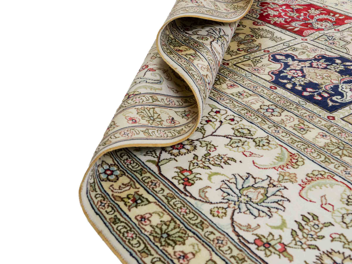 Feiner, handgeknüpfter, chinesischer Hereke Orientteppich aus gesponnener Seide mit Feldmuster von Khademi, creme, weiß, rot, blau. 363x277 cm. Verkauf durch Jupiter Intl.