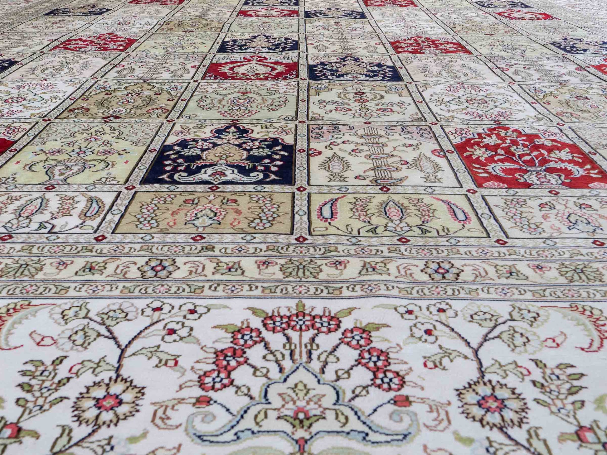 Feiner, handgeknüpfter, chinesischer Hereke Orientteppich aus gesponnener Seide mit Feldmuster von Khademi, creme, weiß, rot, blau. 363x277 cm. Verkauf durch Jupiter Intl.