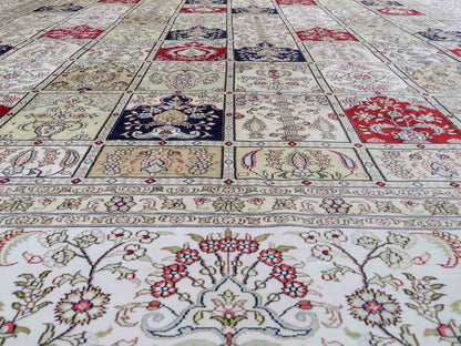 Feiner, handgeknüpfter, chinesischer Hereke Orientteppich aus gesponnener Seide mit Feldmuster von Khademi, creme, weiß, rot, blau. 363x277 cm. Verkauf durch Jupiter Intl.