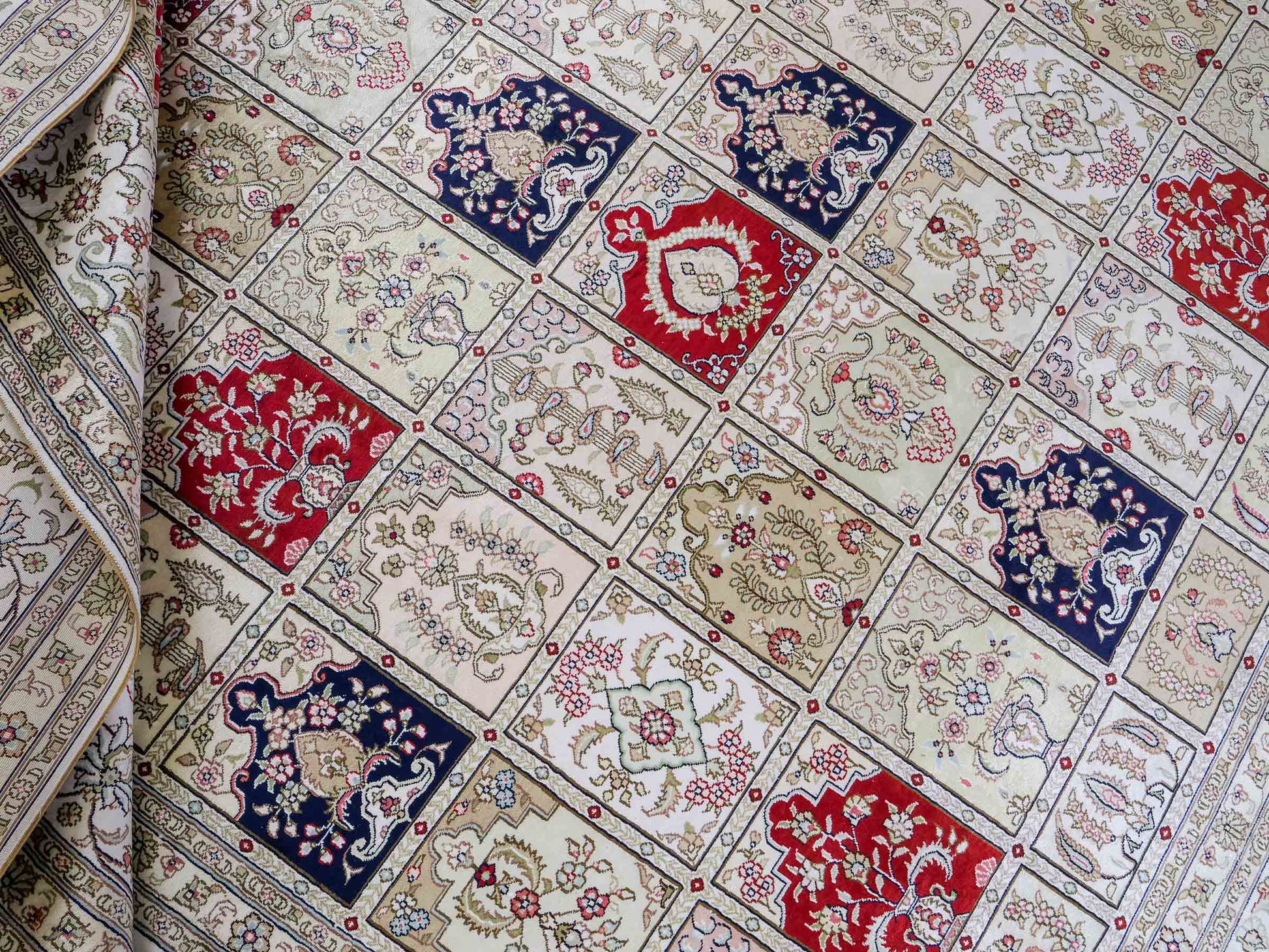 Feiner, handgeknüpfter, chinesischer Hereke Orientteppich aus gesponnener Seide mit Feldmuster von Khademi, creme, weiß, rot, blau. 363x277 cm. Verkauf durch Jupiter Intl.