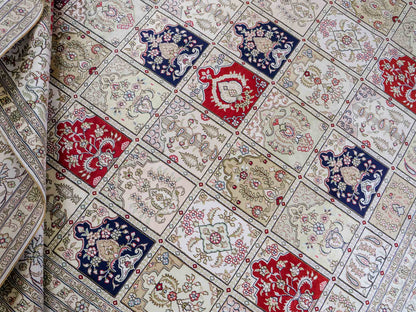 Feiner, handgeknüpfter, chinesischer Hereke Orientteppich aus gesponnener Seide mit Feldmuster von Khademi, creme, weiß, rot, blau. 363x277 cm. Verkauf durch Jupiter Intl.