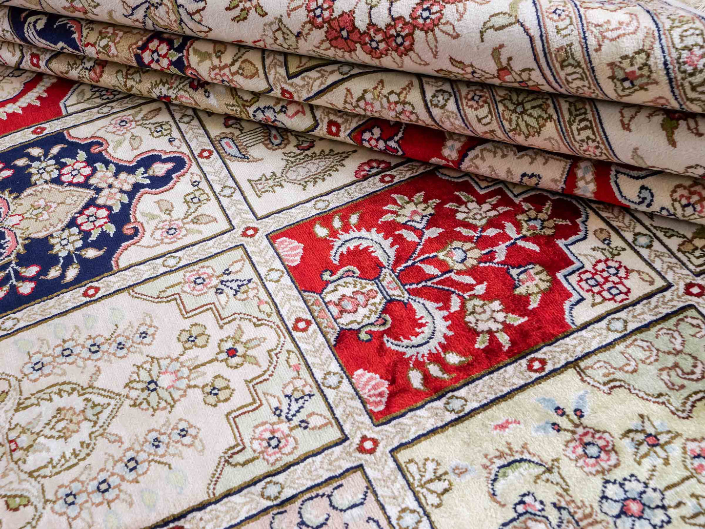 Feiner, handgeknüpfter, chinesischer Hereke Orientteppich aus gesponnener Seide mit Feldmuster von Khademi, creme, weiß, rot, blau. 363x277 cm. Verkauf durch Jupiter Intl.