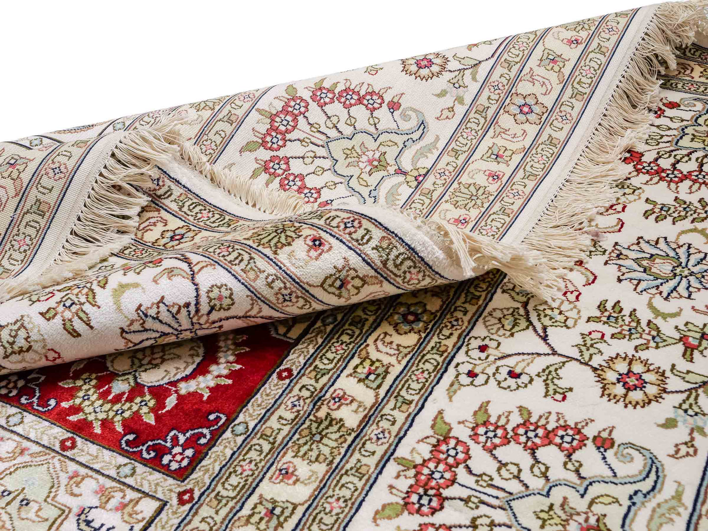 Feiner, handgeknüpfter, chinesischer Hereke Orientteppich aus gesponnener Seide mit Feldmuster von Khademi, creme, weiß, rot, blau. 363x277 cm. Verkauf durch Jupiter Intl.