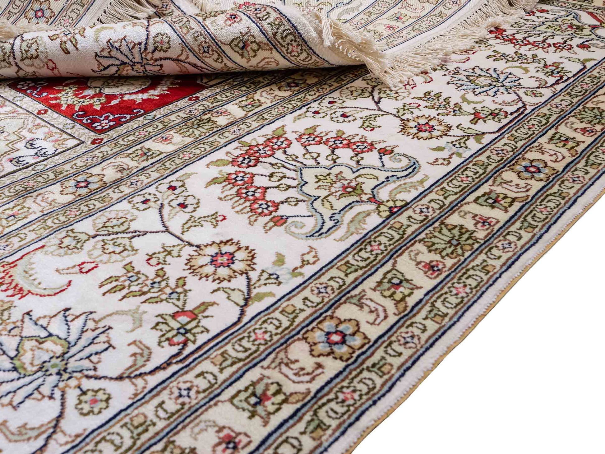 Feiner, handgeknüpfter, chinesischer Hereke Orientteppich aus gesponnener Seide mit Feldmuster von Khademi, creme, weiß, rot, blau. 363x277 cm. Verkauf durch Jupiter Intl.