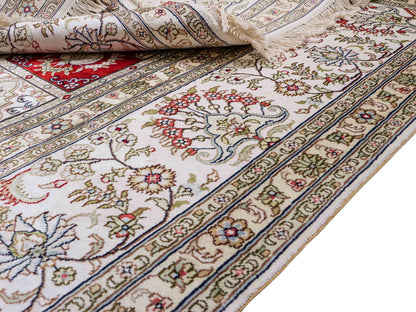 Feiner, handgeknüpfter, chinesischer Hereke Orientteppich aus gesponnener Seide mit Feldmuster von Khademi, creme, weiß, rot, blau. 363x277 cm. Verkauf durch Jupiter Intl.