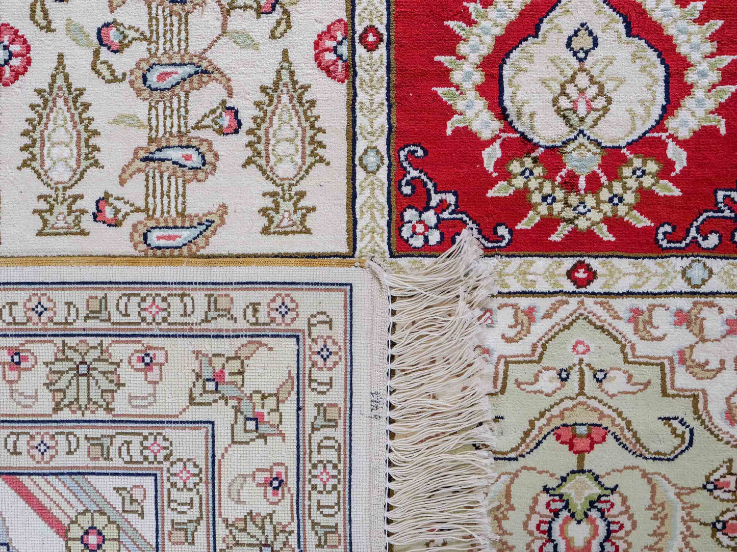 Feiner, handgeknüpfter, chinesischer Hereke Orientteppich aus gesponnener Seide mit Feldmuster von Khademi, creme, weiß, rot, blau. 363x277 cm. Verkauf durch Jupiter Intl.