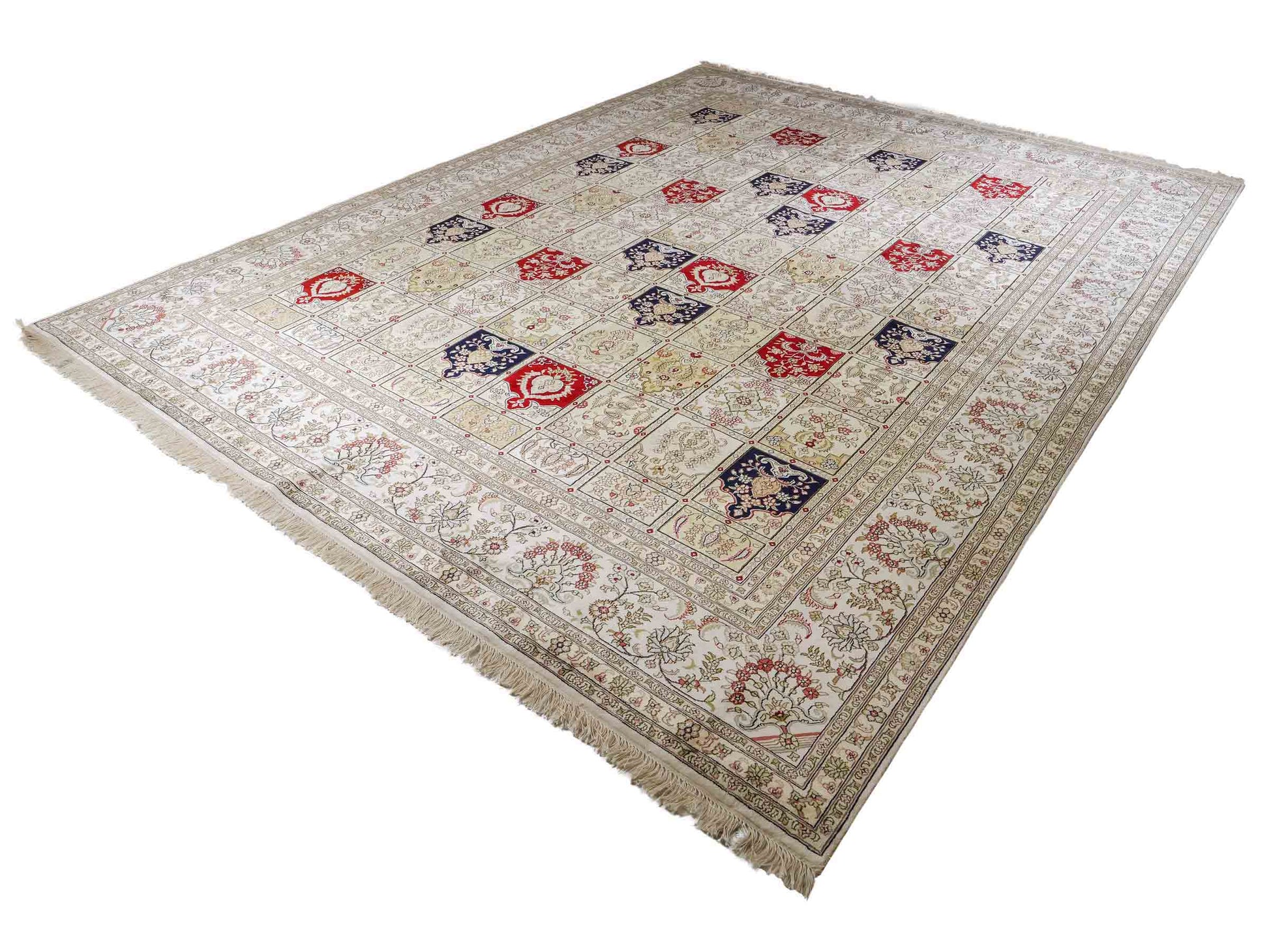 Feiner, handgeknüpfter, chinesischer Hereke Orientteppich aus gesponnener Seide mit Feldmuster von Khademi, creme, weiß, rot, blau. 363x277 cm. Verkauf durch Jupiter Intl.