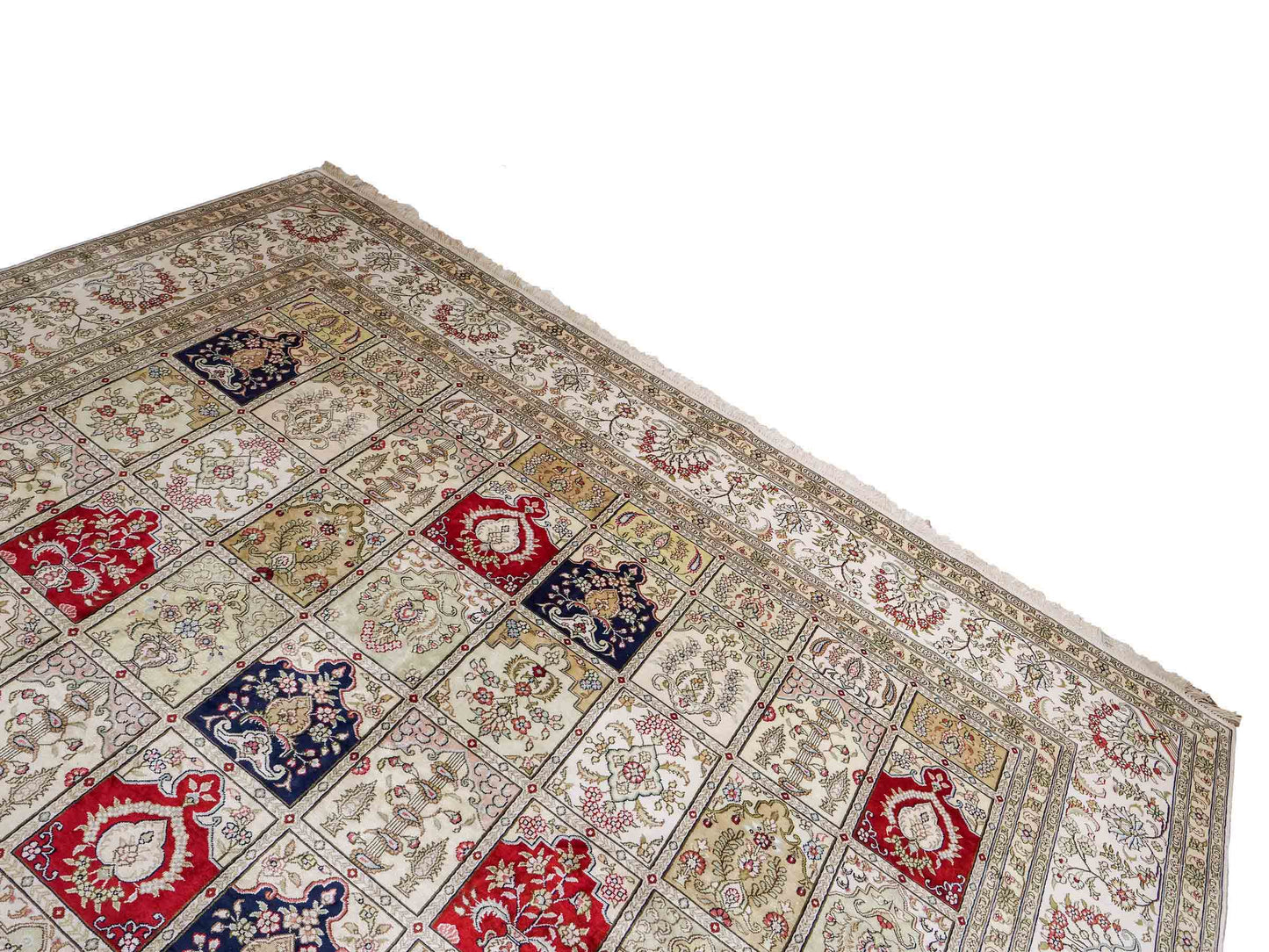 Feiner, handgeknüpfter, chinesischer Hereke Orientteppich aus gesponnener Seide mit Feldmuster von Khademi, creme, weiß, rot, blau. 363x277 cm. Verkauf durch Jupiter Intl.