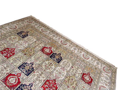 Feiner, handgeknüpfter, chinesischer Hereke Orientteppich aus gesponnener Seide mit Feldmuster von Khademi, creme, weiß, rot, blau. 363x277 cm. Verkauf durch Jupiter Intl.