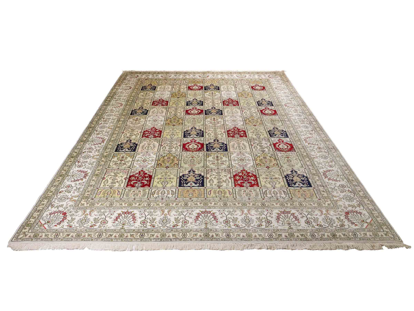 Feiner, handgeknüpfter, chinesischer Hereke Orientteppich aus gesponnener Seide mit Feldmuster von Khademi, creme, weiß, rot, blau. 363x277 cm. Verkauf durch Jupiter Intl.