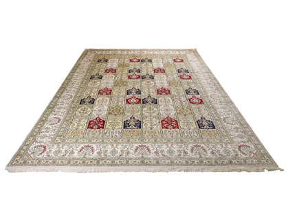 Feiner, handgeknüpfter, chinesischer Hereke Orientteppich aus gesponnener Seide mit Feldmuster von Khademi, creme, weiß, rot, blau. 363x277 cm. Verkauf durch Jupiter Intl.