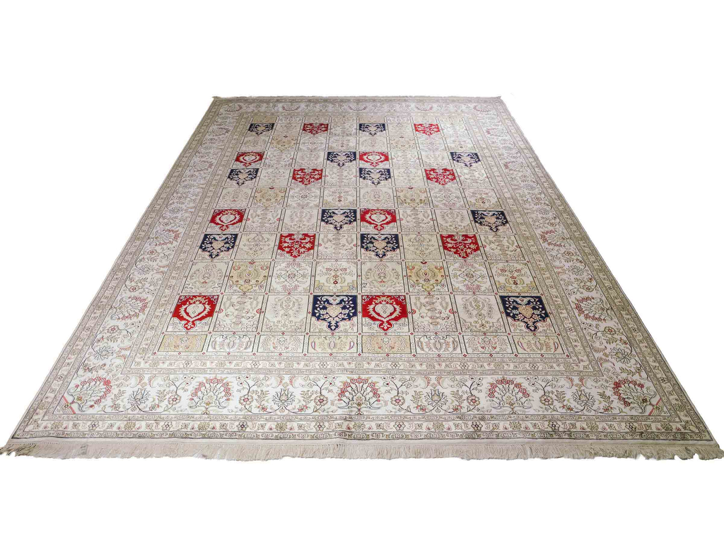 Feiner, handgeknüpfter, chinesischer Hereke Orientteppich aus gesponnener Seide mit Feldmuster von Khademi, creme, weiß, rot, blau. 363x277 cm. Verkauf durch Jupiter Intl.