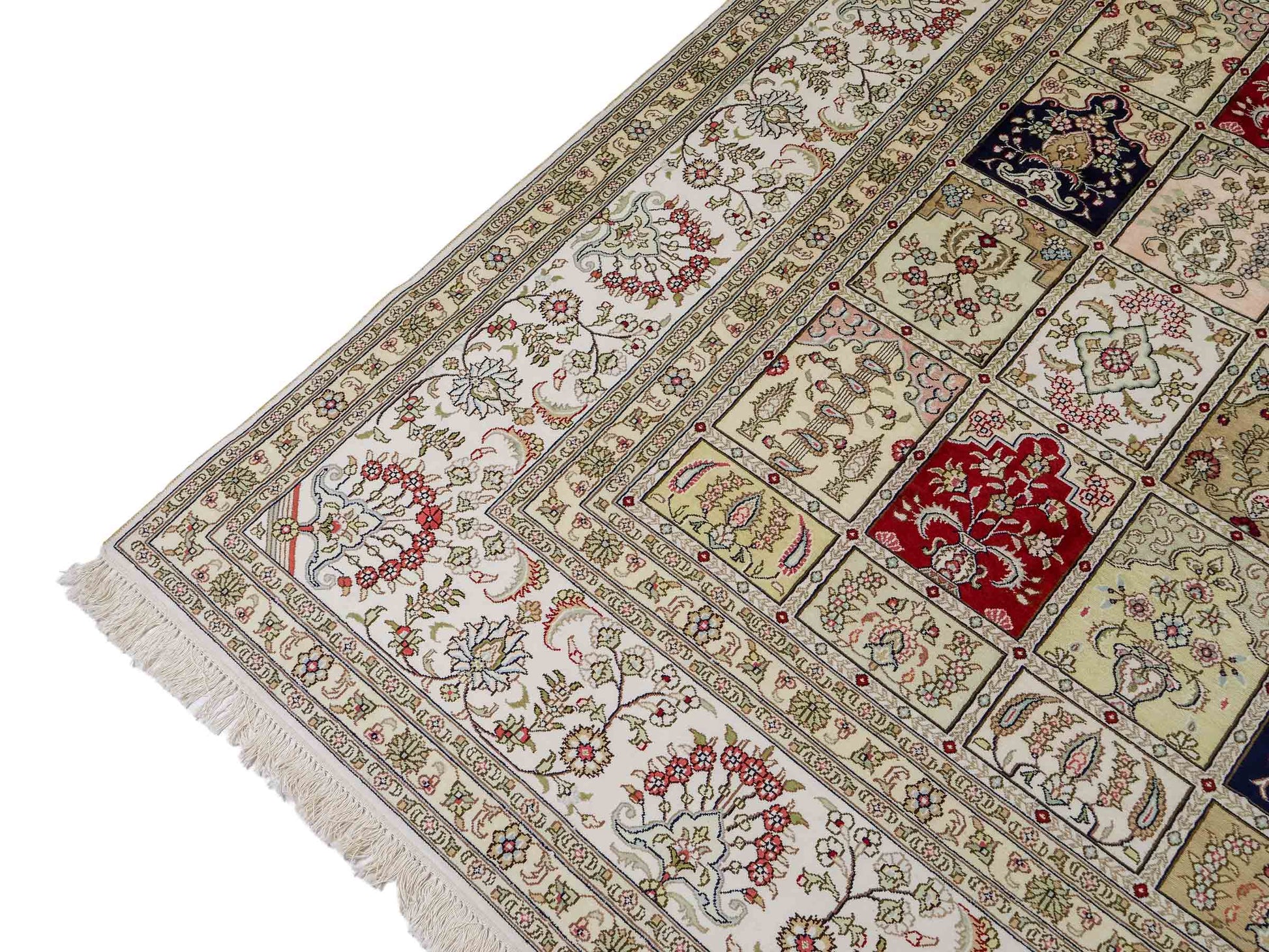 Feiner, handgeknüpfter, chinesischer Hereke Orientteppich aus gesponnener Seide mit Feldmuster von Khademi, creme, weiß, rot, blau. 363x277 cm. Verkauf durch Jupiter Intl.