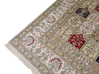 Feiner, handgeknüpfter, chinesischer Hereke Orientteppich aus gesponnener Seide mit Feldmuster von Khademi, creme, weiß, rot, blau. 363x277 cm. Verkauf durch Jupiter Intl.