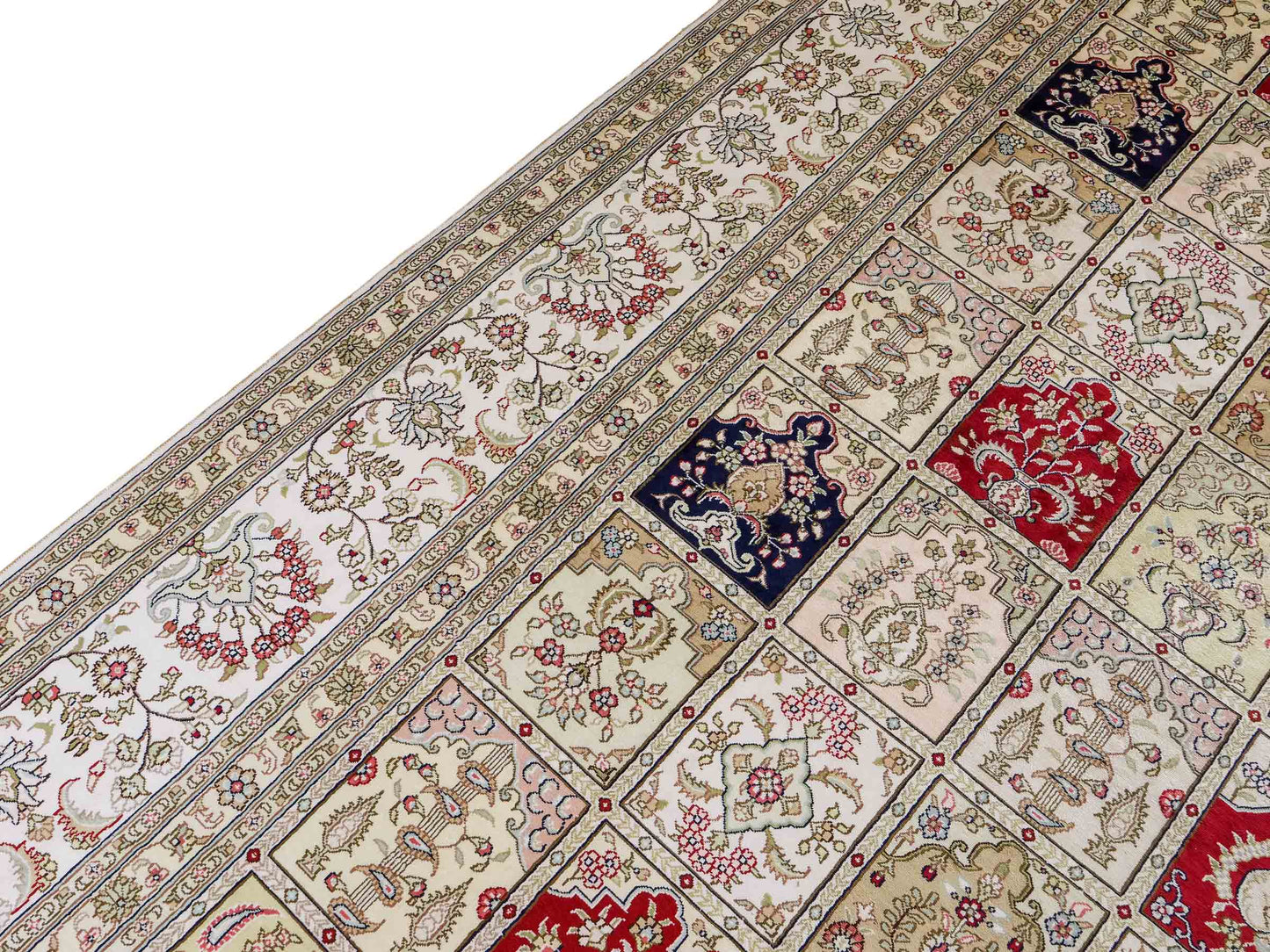 Feiner, handgeknüpfter, chinesischer Hereke Orientteppich aus gesponnener Seide mit Feldmuster von Khademi, creme, weiß, rot, blau. 363x277 cm. Verkauf durch Jupiter Intl.