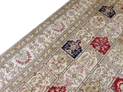 Feiner, handgeknüpfter, chinesischer Hereke Orientteppich aus gesponnener Seide mit Feldmuster von Khademi, creme, weiß, rot, blau. 363x277 cm. Verkauf durch Jupiter Intl.