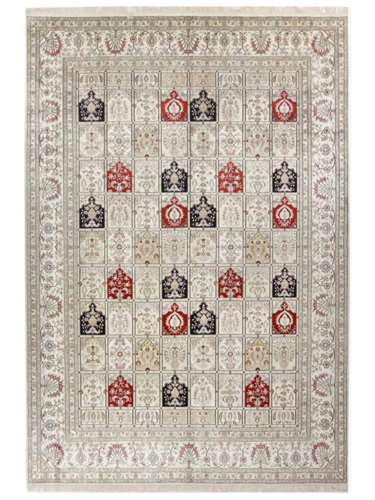 Feiner, handgeknüpfter, chinesischer Hereke Orientteppich aus gesponnener Seide mit Feldmuster von Khademi, creme, weiß, rot, blau. 365x280 cm. Verkauf durch Jupiter Intl.