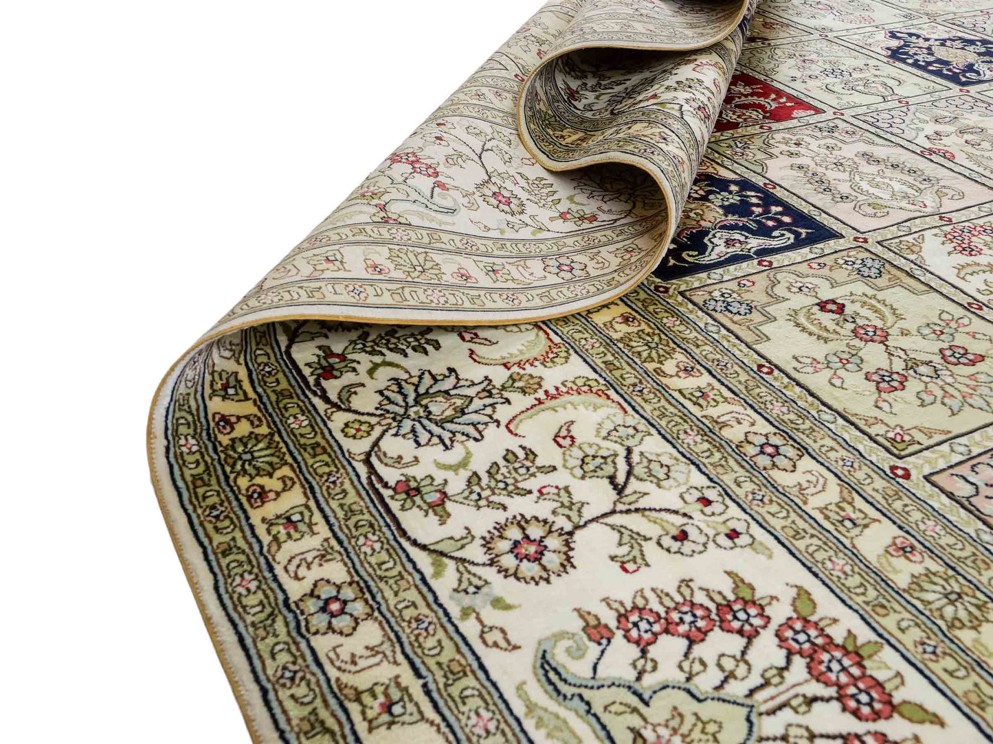 Feiner, handgeknüpfter, chinesischer Hereke Orientteppich aus gesponnener Seide mit Feldmuster von Khademi, creme, weiß, rot, blau. 365x280 cm. Verkauf durch Jupiter Intl.