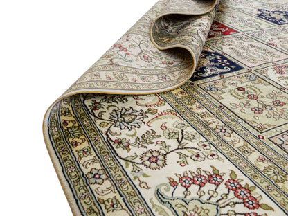 Feiner, handgeknüpfter, chinesischer Hereke Orientteppich aus gesponnener Seide mit Feldmuster von Khademi, creme, weiß, rot, blau. 365x280 cm. Verkauf durch Jupiter Intl.