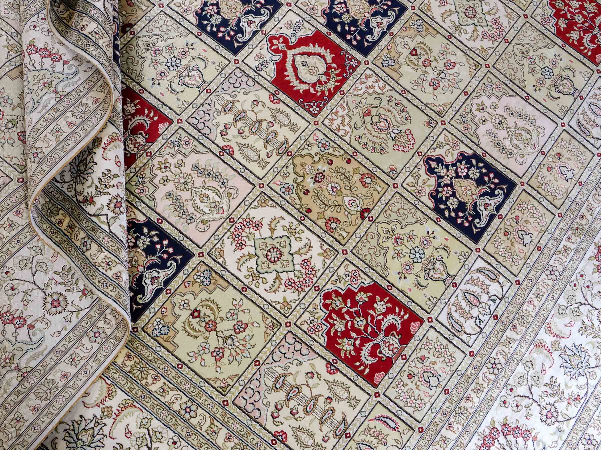 Feiner, handgeknüpfter, chinesischer Hereke Orientteppich aus gesponnener Seide mit Feldmuster von Khademi, creme, weiß, rot, blau. 365x280 cm. Verkauf durch Jupiter Intl.