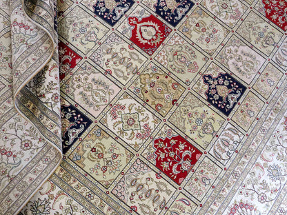 Feiner, handgeknüpfter, chinesischer Hereke Orientteppich aus gesponnener Seide mit Feldmuster von Khademi, creme, weiß, rot, blau. 365x280 cm. Verkauf durch Jupiter Intl.