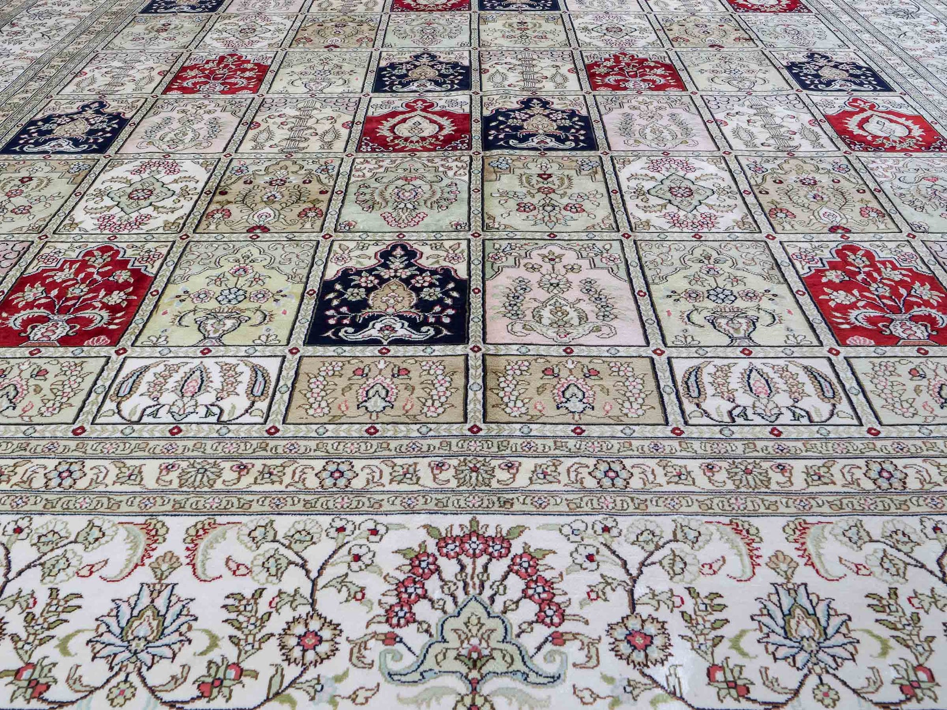 Feiner, handgeknüpfter, chinesischer Hereke Orientteppich aus gesponnener Seide mit Feldmuster von Khademi, creme, weiß, rot, blau. 365x280 cm. Verkauf durch Jupiter Intl.