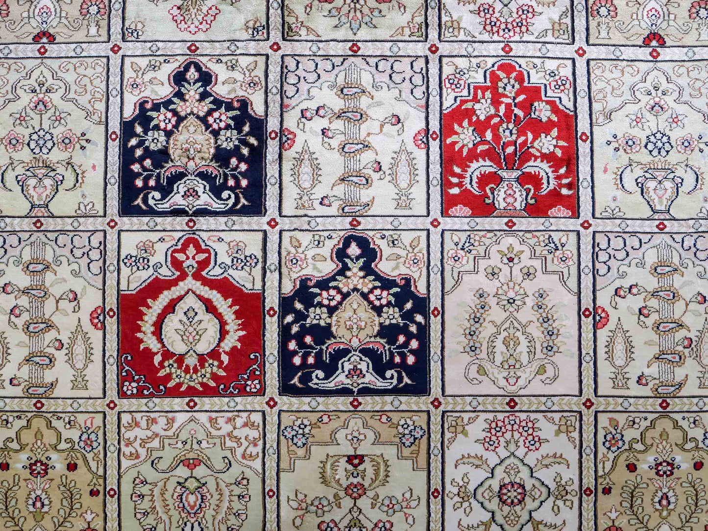 Feiner, handgeknüpfter, chinesischer Hereke Orientteppich aus gesponnener Seide mit Feldmuster von Khademi, creme, weiß, rot, blau. 365x280 cm. Verkauf durch Jupiter Intl.