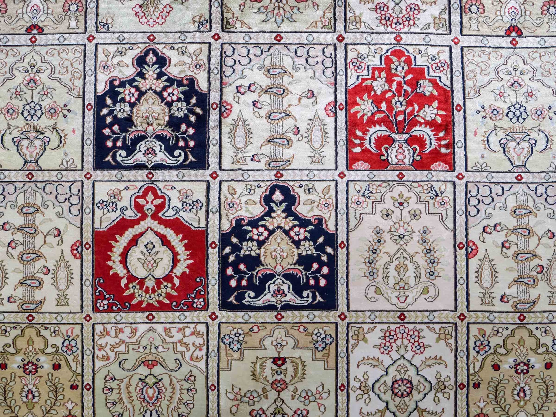 Feiner, handgeknüpfter, chinesischer Hereke Orientteppich aus gesponnener Seide mit Feldmuster von Khademi, creme, weiß, rot, blau. 365x280 cm. Verkauf durch Jupiter Intl.