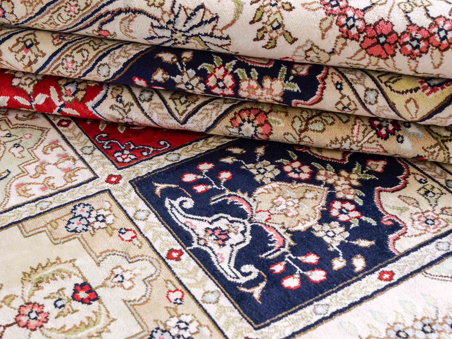 Feiner, handgeknüpfter, chinesischer Hereke Orientteppich aus gesponnener Seide mit Feldmuster von Khademi, creme, weiß, rot, blau. 365x280 cm. Verkauf durch Jupiter Intl.