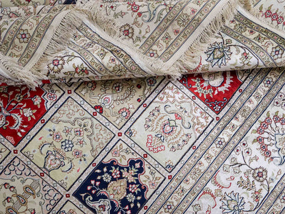 Feiner, handgeknüpfter, chinesischer Hereke Orientteppich aus gesponnener Seide mit Feldmuster von Khademi, creme, weiß, rot, blau. 365x280 cm. Verkauf durch Jupiter Intl.