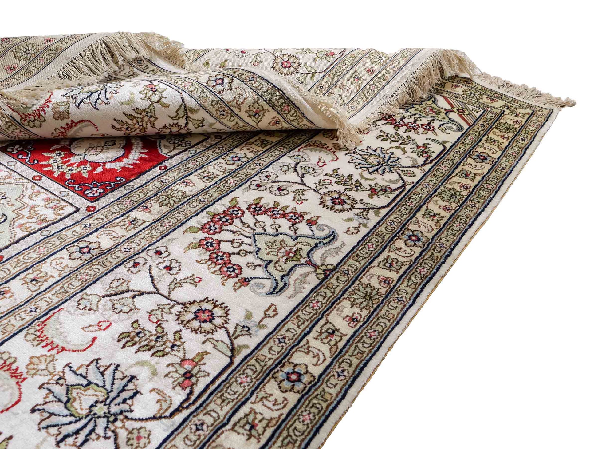 Feiner, handgeknüpfter, chinesischer Hereke Orientteppich aus gesponnener Seide mit Feldmuster von Khademi, creme, weiß, rot, blau. 365x280 cm. Verkauf durch Jupiter Intl.